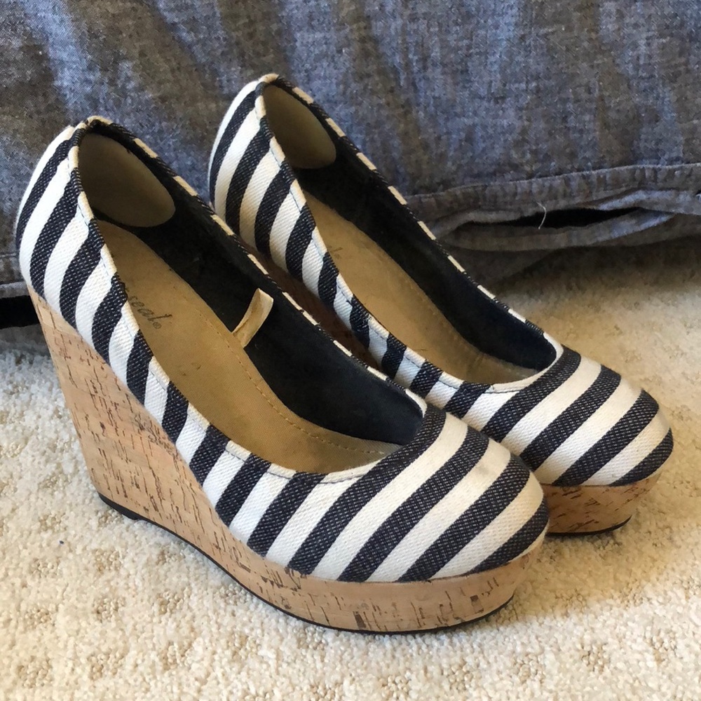 Black and white cork wedges